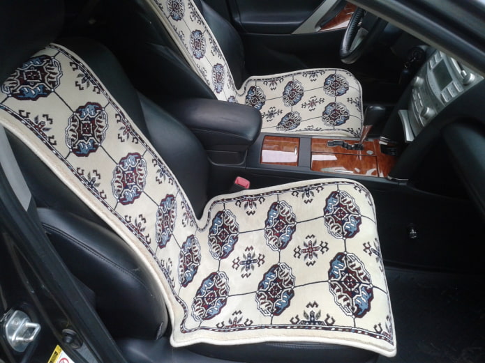 housses de siège en moquette dans une voiture
