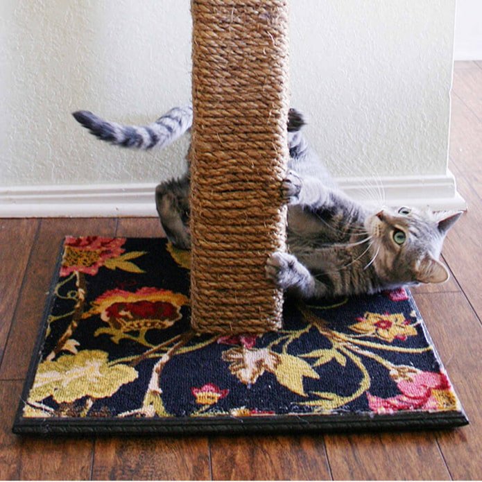 griffoir fabriqué à partir d'un vieux tapis et d'une corde