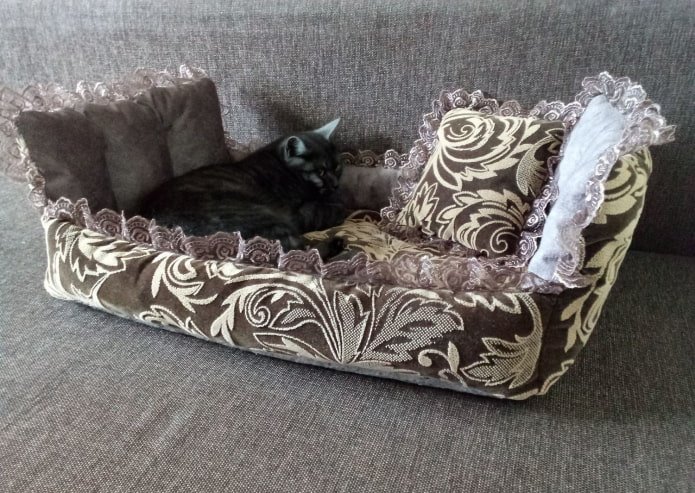 lit pour chat fabriqué à partir d'un vieux couvre-lit