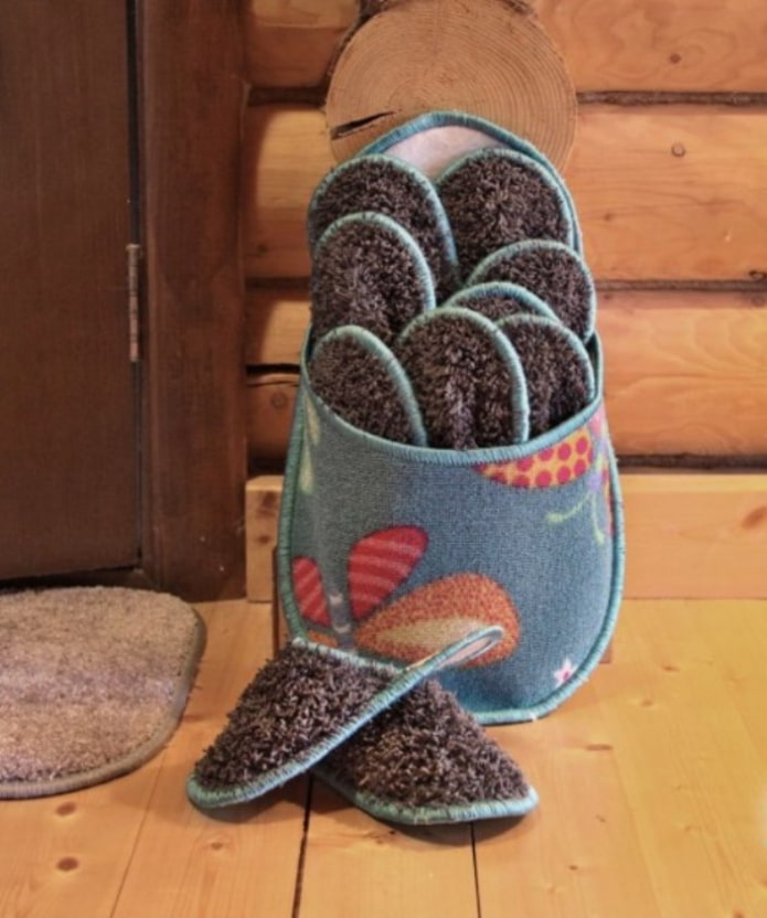 Chaussons pour invités avec un vieux tapis