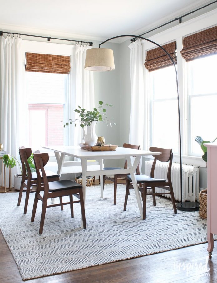 lampadaire au-dessus de la table