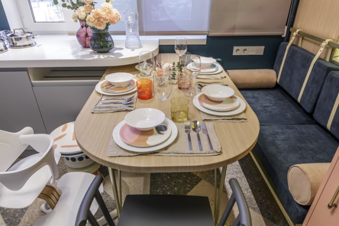 salle à manger dans une petite cuisine