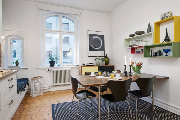 Chaise noire dans une cuisine
