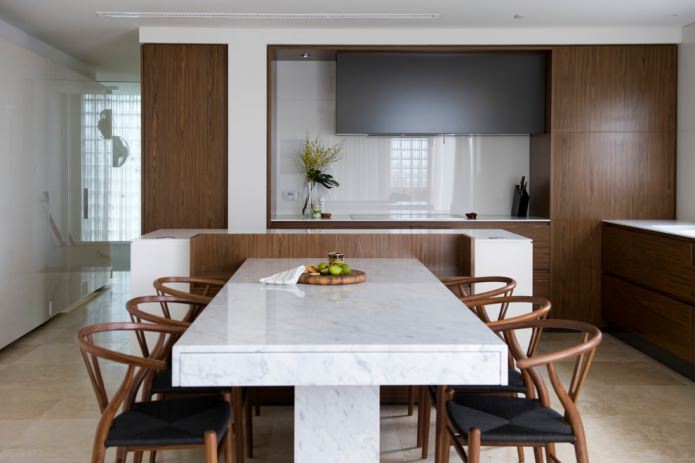 Table de cuisine en pierre dans un intérieur de cuisine