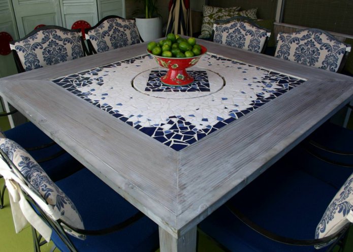 table avec plan de travail en mosaïque dans la cuisine