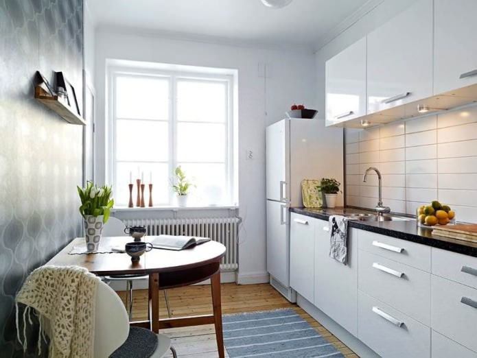 table semi-ovale dans une cuisine