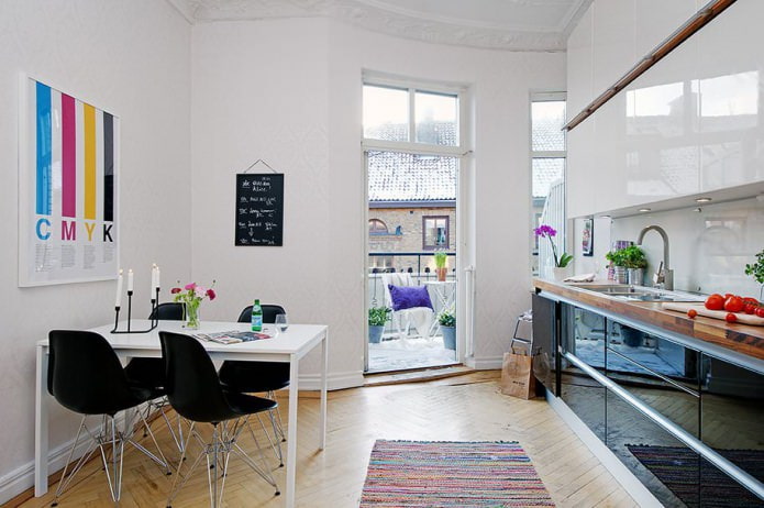 table à manger rectangulaire dans l'intérieur de la cuisine