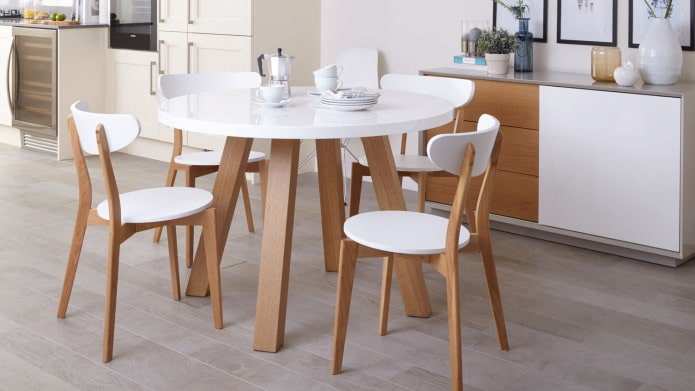 table de cuisine ronde dans un intérieur de cuisine