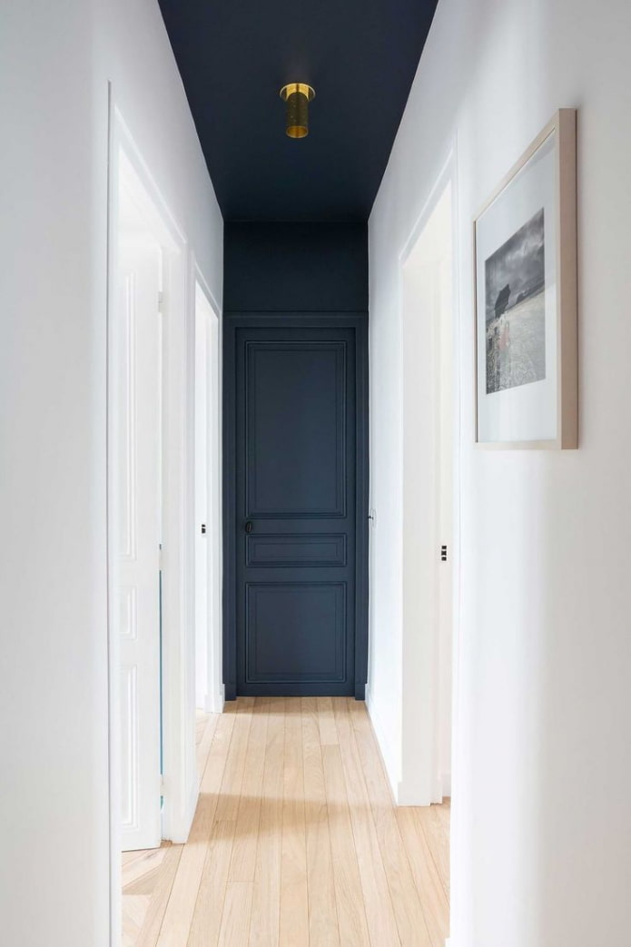 Porte de la couleur du mur et du plafond