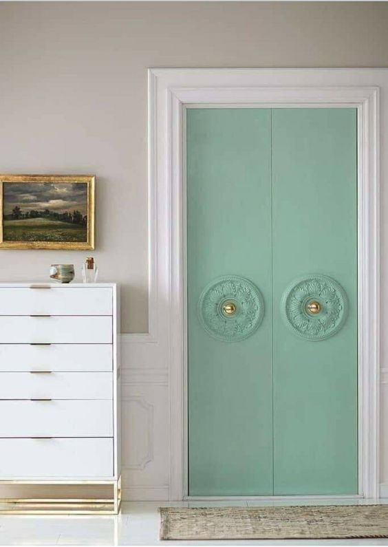 Deux douilles sur la porte
