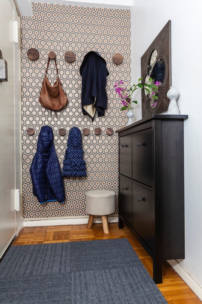 papier peint à motifs dans le couloir