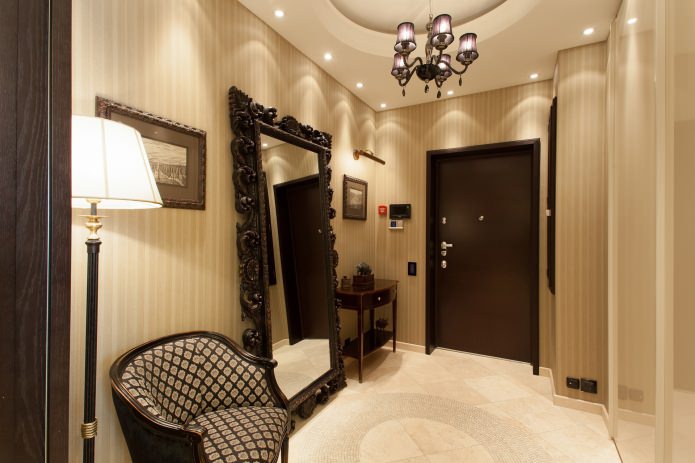 Papier peint beige dans un couloir classique