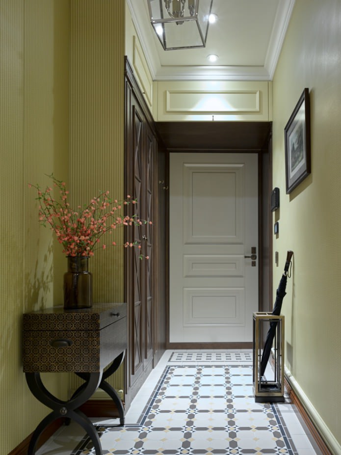 Style classique dans le couloir avec papier peint vert