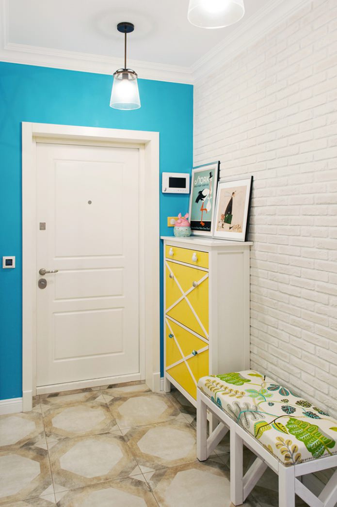 Papier peint bleu vif et briques dans le couloir