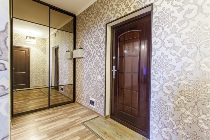 Papier peint clair pour porte sombre avec monogrammes