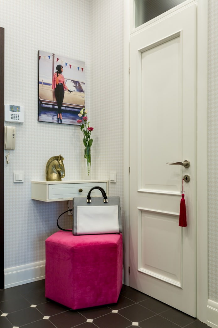 Papier peint clair pour porte blanche