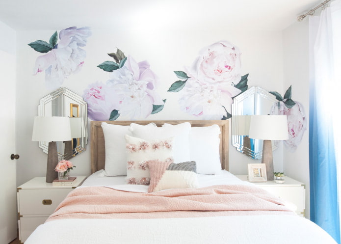 Fleurs aux couleurs claires sur les murs
