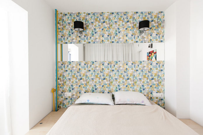 chambre avec un mur d'accent imitant la mosaïque