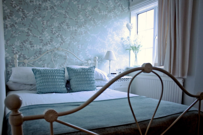 Papier peint bleu doux avec un motif floral