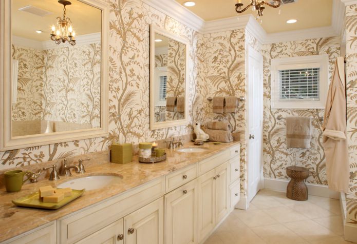 Magnifique papier peint beige dans la salle de bain