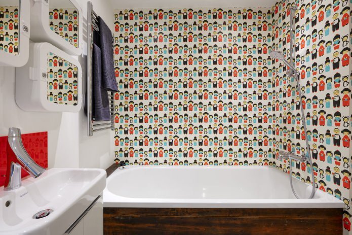 Papier peint autocollant dans la conception de la salle de bain