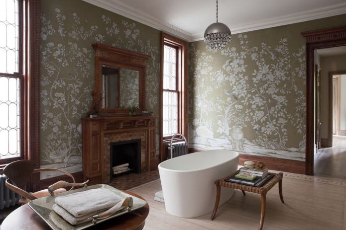 Papier peint vert à l'intérieur de la salle de bain avec cheminée