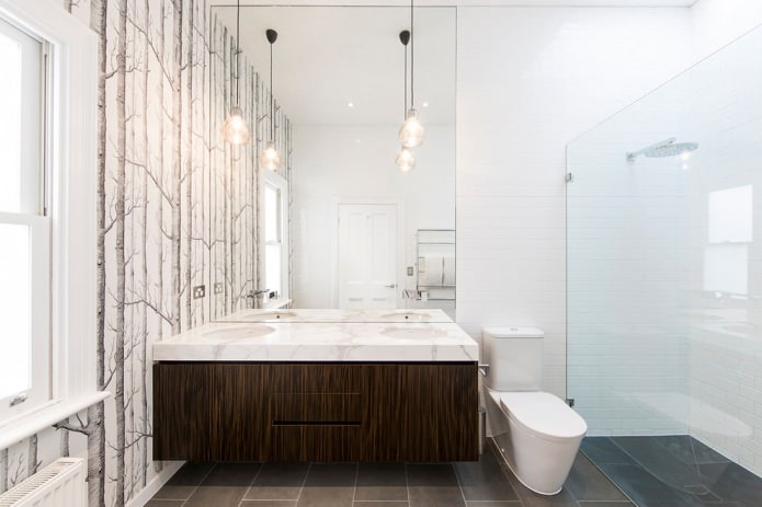 Papier peint clair dans la salle de bain