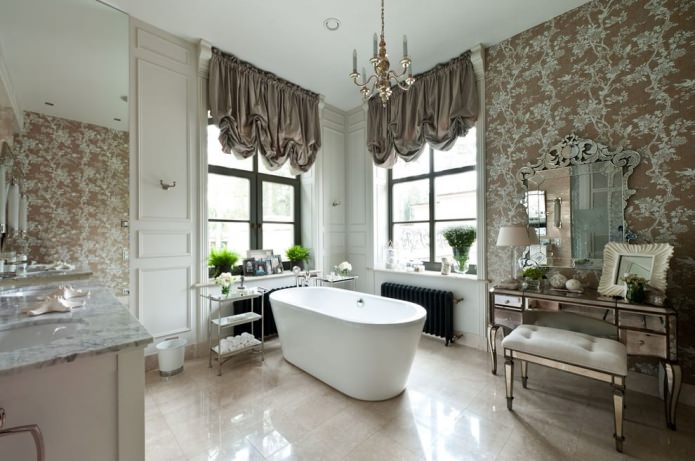 un sol clair dans une salle de bain classique