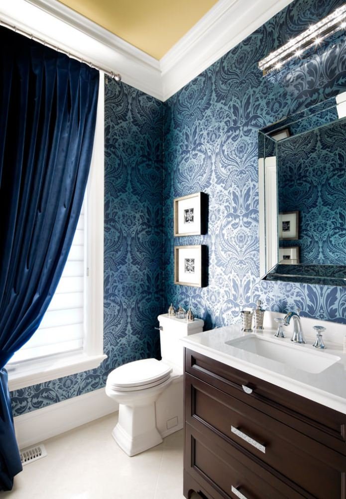 Papier peint bleu pour la salle de bain