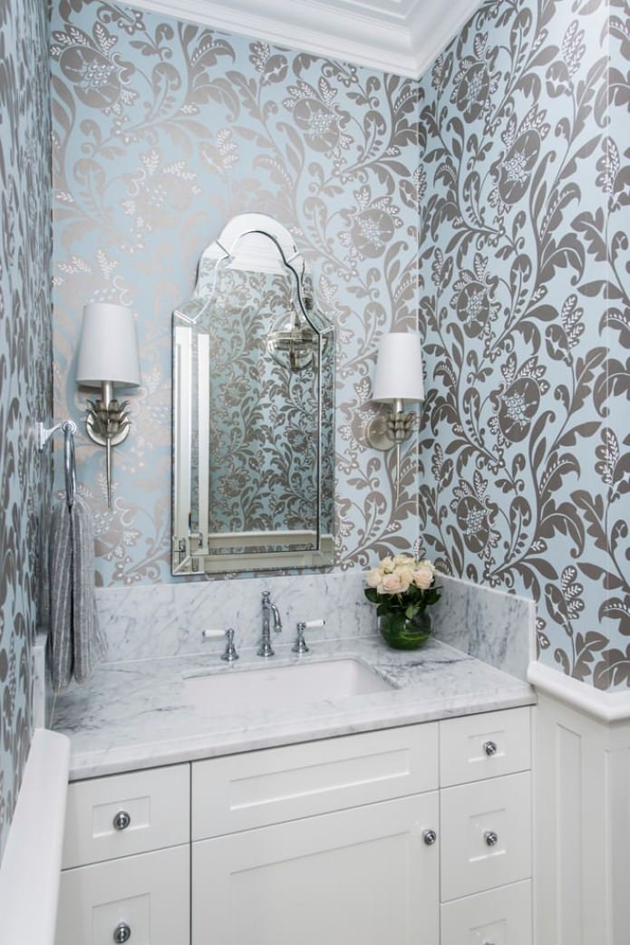 Papier peint bleu à motifs dans la salle de bain