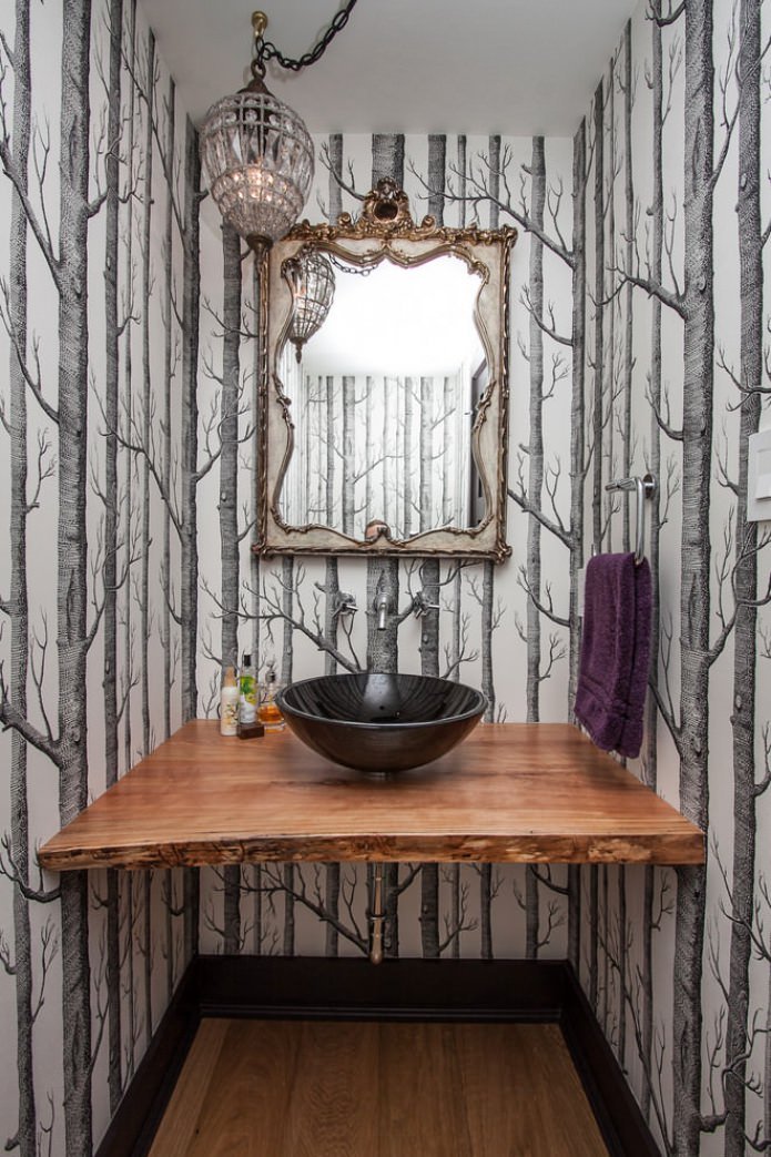 papier peint avec des images d'arbres à l'intérieur de la salle de bain