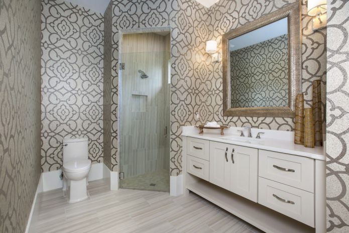 papier peint avec un ornement dans la salle de bain