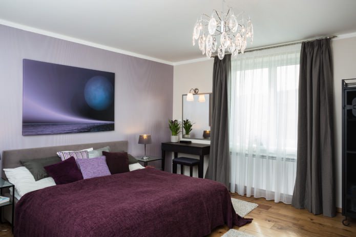 rideaux gris et blancs dans la chambre à coucher