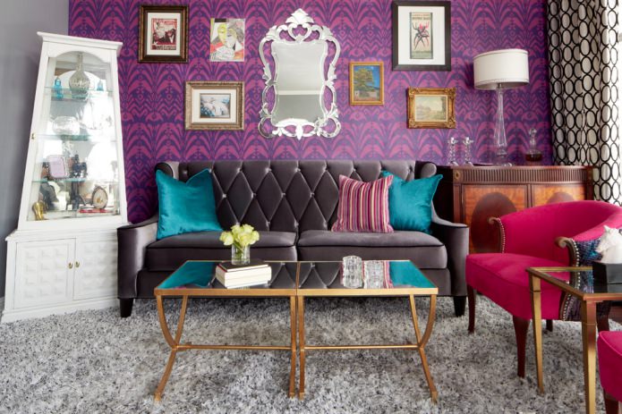 Papier peint rose et violet dans le salon