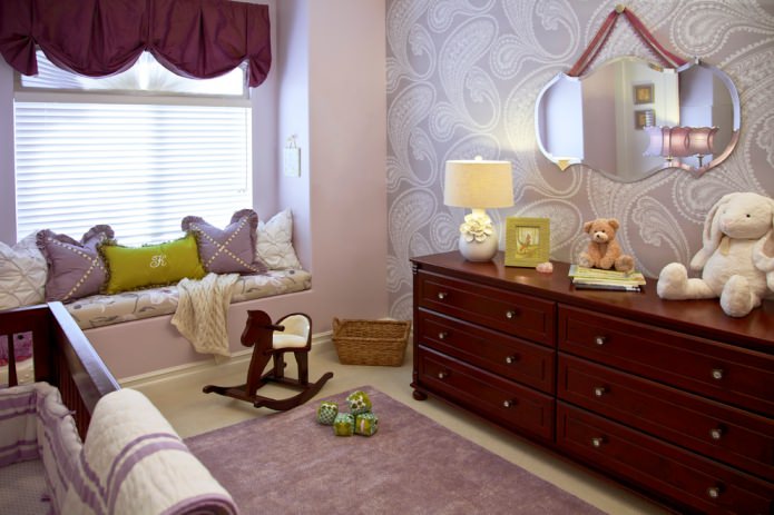 chambre d'enfant aux murs lilas