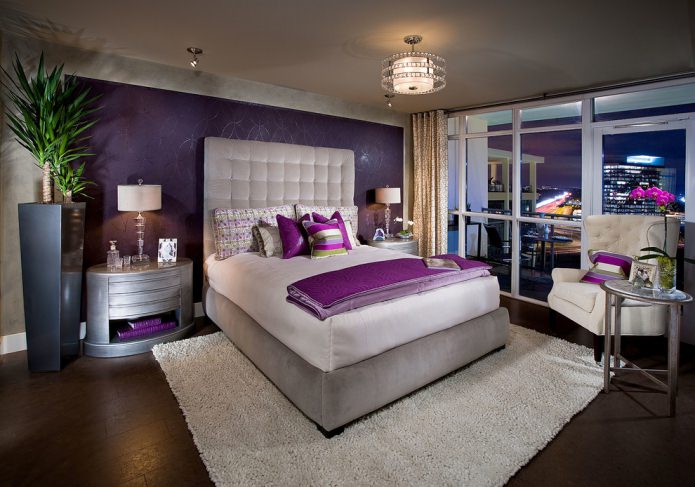 Chambre avec papier peint violet