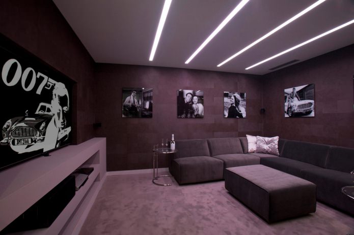 Salon dans des tons violet foncé