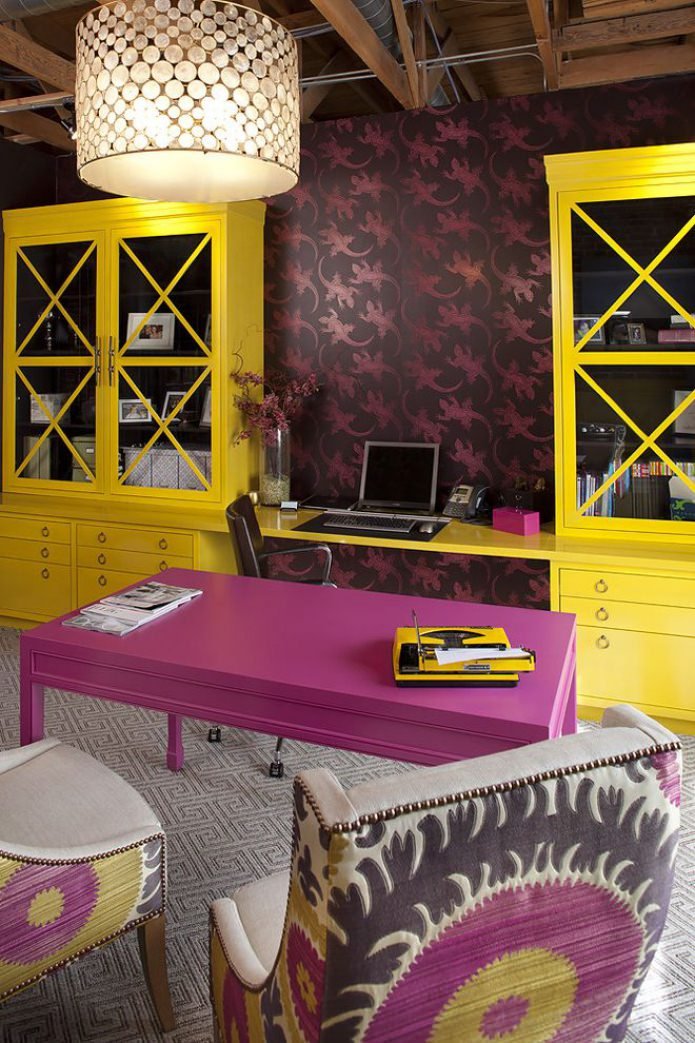 intérieur jaune et violet