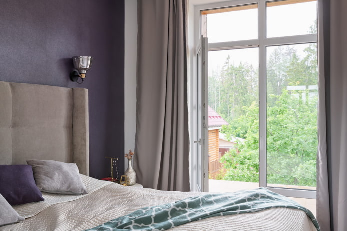 Papier peint violet, rideaux gris