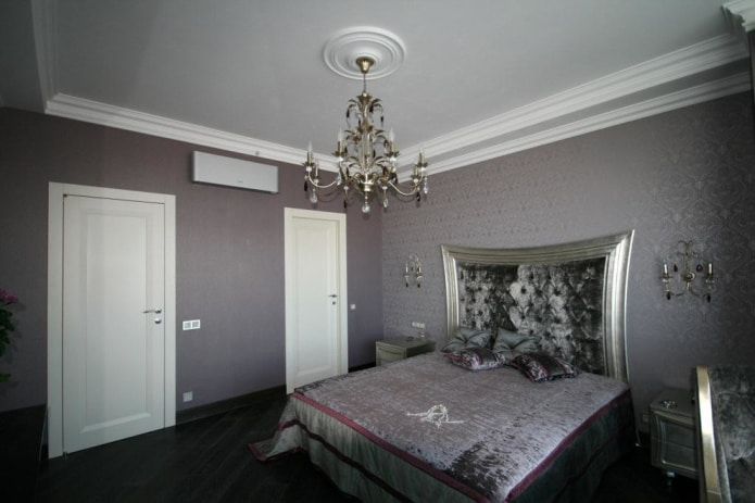 les murs de la chambre sont finis dans une seule palette de couleurs
