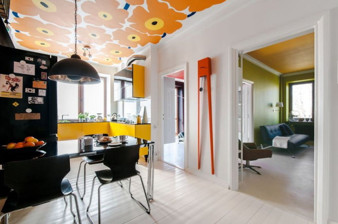papier peint de plafond orange à l'intérieur