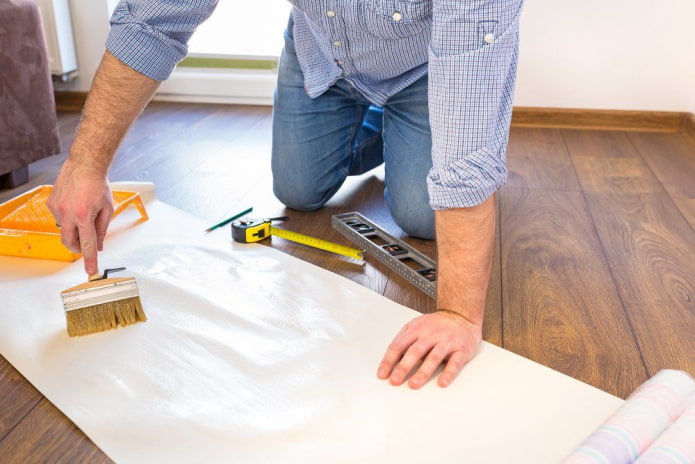 choisir la colle pour papier peint de plafond