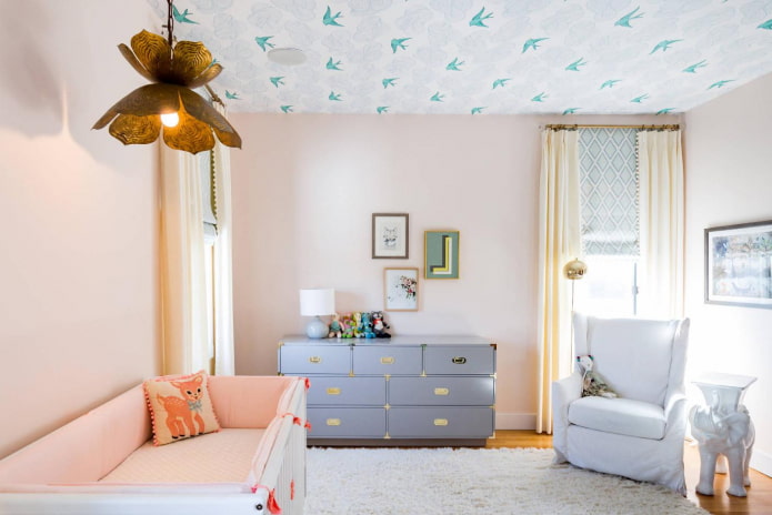 Intérieur d'une chambre d'enfant avec papier peint au plafond
