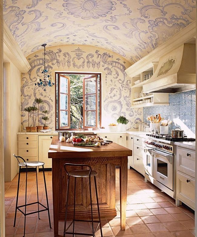 Papier peint de plafond dans la cuisine