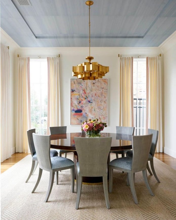 Papier peint bleu pour plafond dans l'intérieur