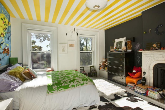 papier peint de plafond jaune à l'intérieur