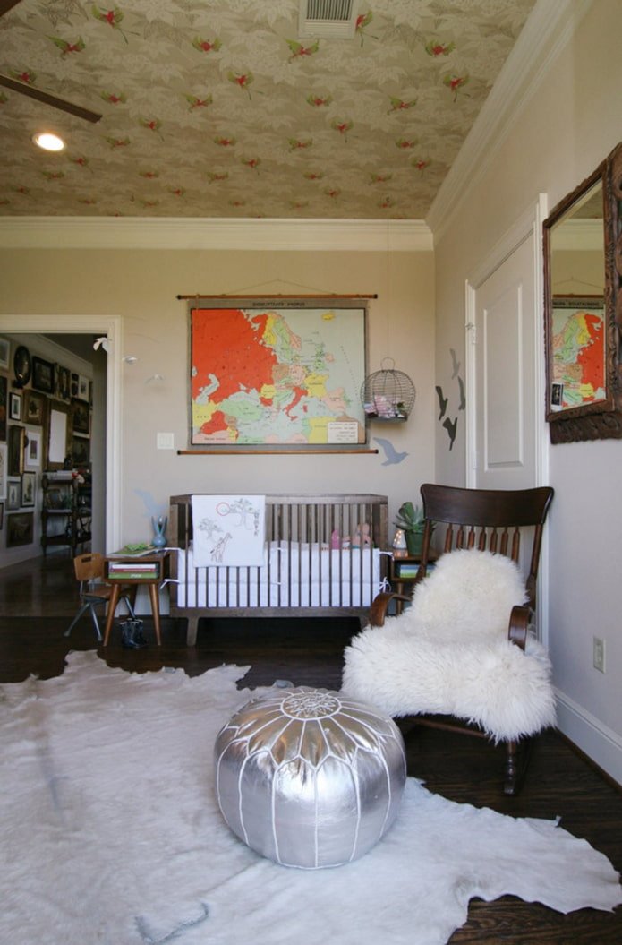 Papier peint beige pour plafond à l'intérieur