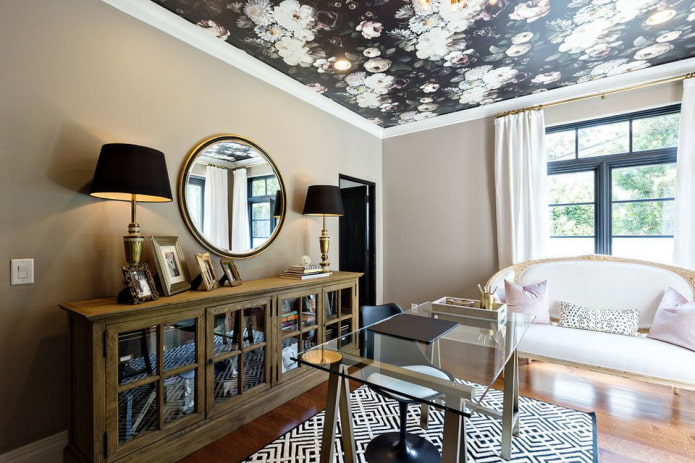 Papier peint avec un motif floral au plafond