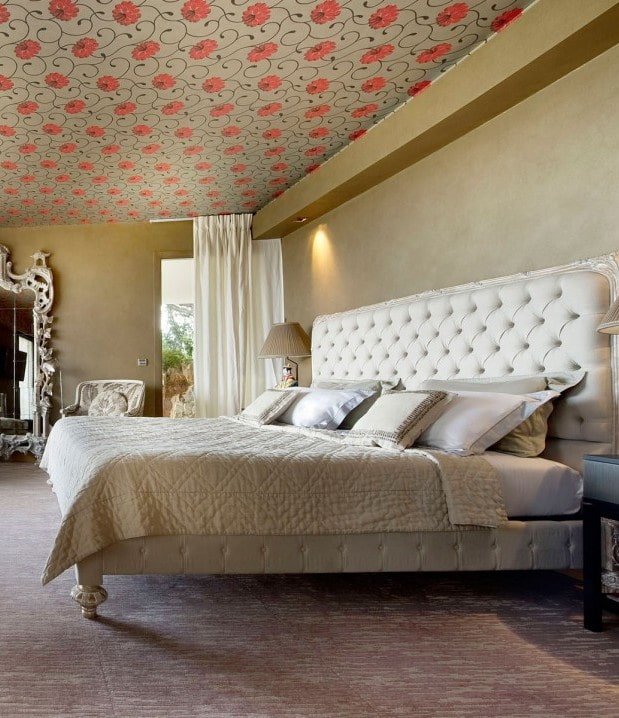 Papier peint beige pour plafond à l'intérieur