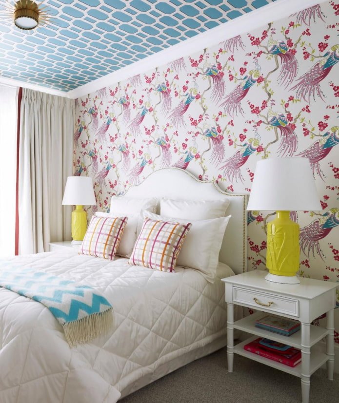 Papier peint bleu pour plafond dans l'intérieur